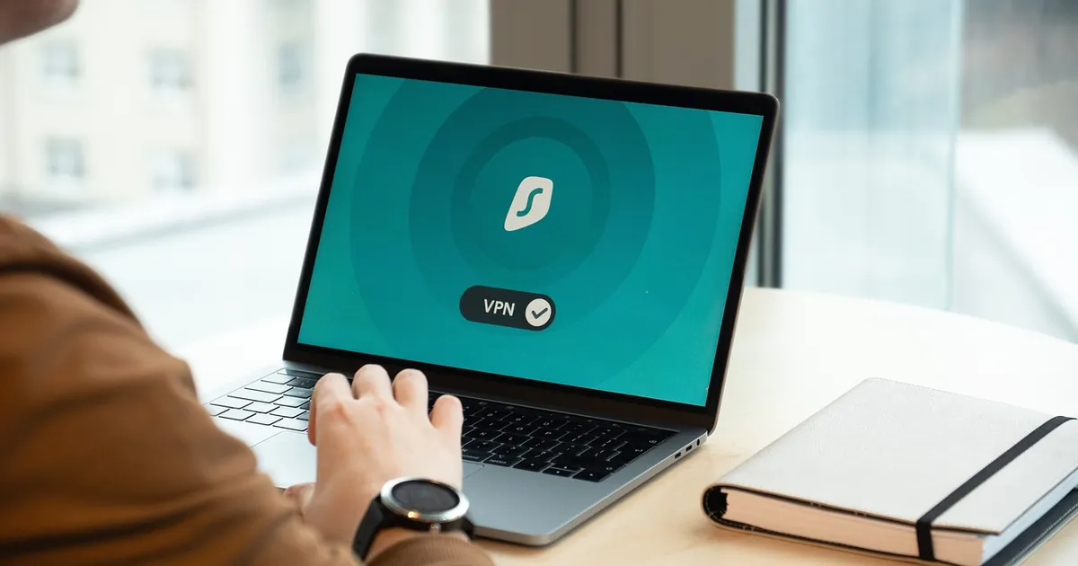 Företagare går igenom GDPR-rutiner vid datorn på kontoret