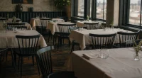 Stängd restaurangentré på kvällen, symbol för Maîtres vilande verksamhet