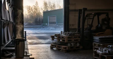 Lastkaj på ett svenskt tillverkningsföretag i gryningsljus
