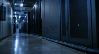 Serverrumskorridor med blått ljus, symbol för cyberförsäkring och IT-infrastruktur